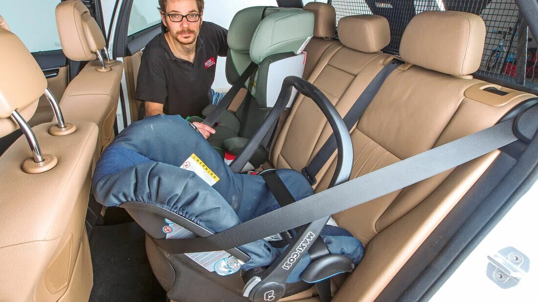 Inglesina kit auto maxi. Такси с люлькой для новорожденных. Детское автокресло в такси. Таксист для детей. Люлька для новорожденных в машину.