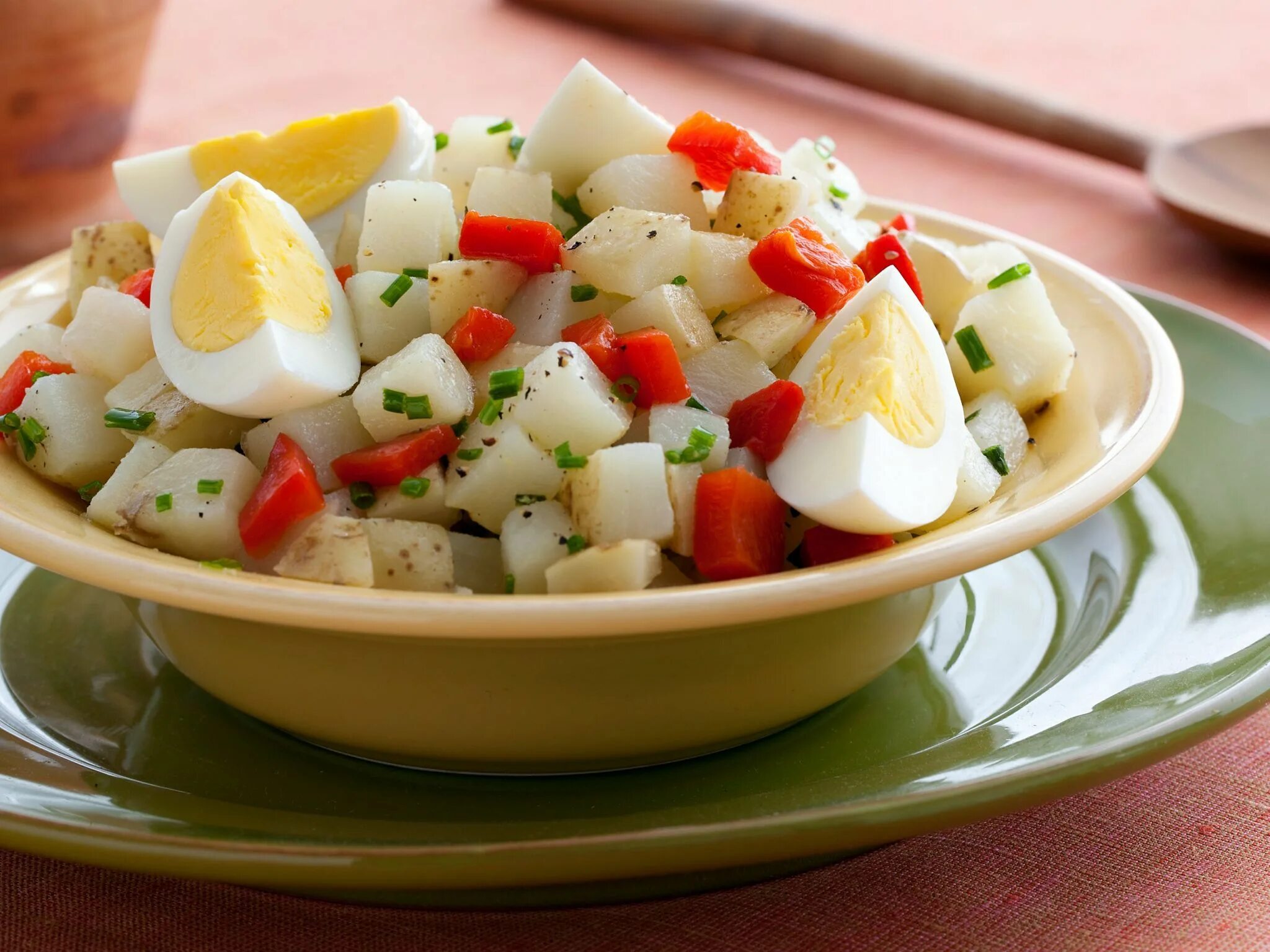 Салат с сыром халуми. Potato Salad. Egg Salad. Вареные яйца с гарниром