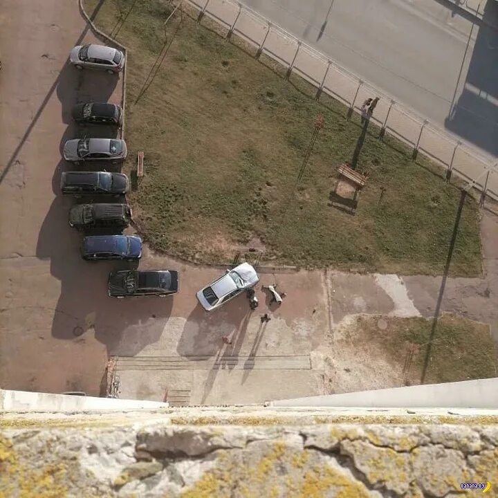 Москва выпал мужчина. Прыжок с крыши 5 этажа. Парень выпал с балкона.