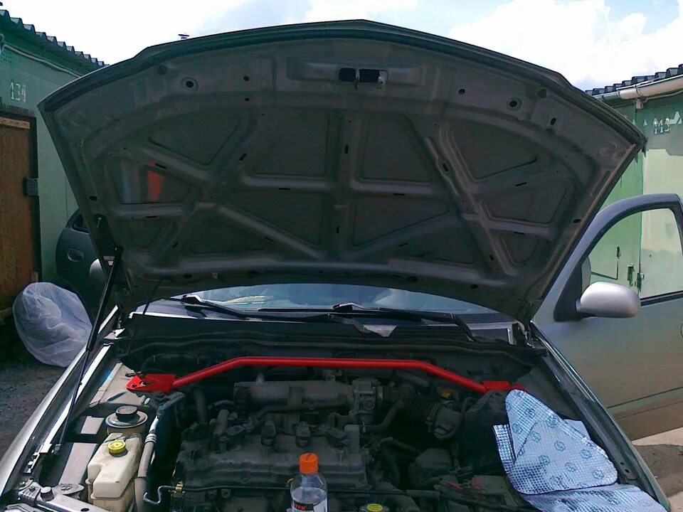 Опоры капота - Nissan Almera II (N16), 1,8 л, 2005 года другое DRIVE2