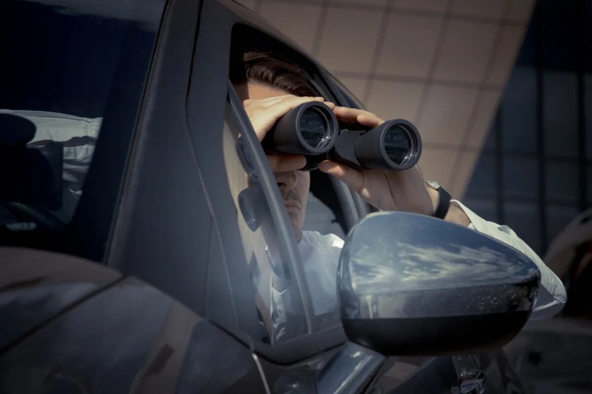 шпион слежка за женой. частный детектив измена. наружное наблюдение. машина для слежки. человек следит.