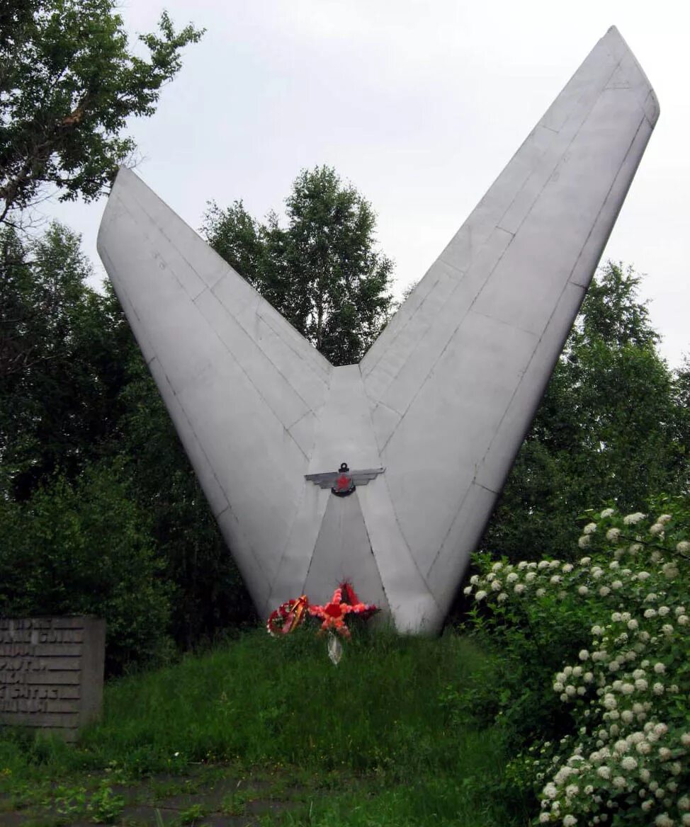 балтийские крылья памятник на дороге жизни. всеволожск памятник балтийские крылья. балтийские крылья. балтийские крылья. памятник летчикам «балтийские крылья».
