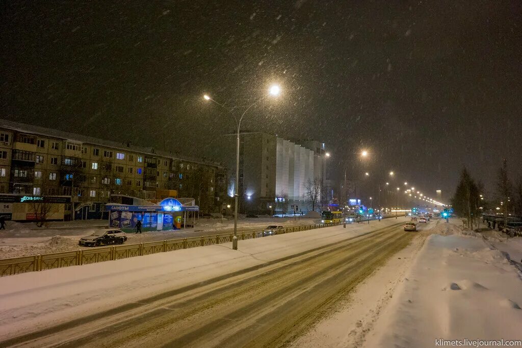 Городок нижневартовск. Нижневартовск зима 2000. Нижневартовск 2022. Центральная улица Нижневартовска. Зимний городок Нижневартовск 2000.