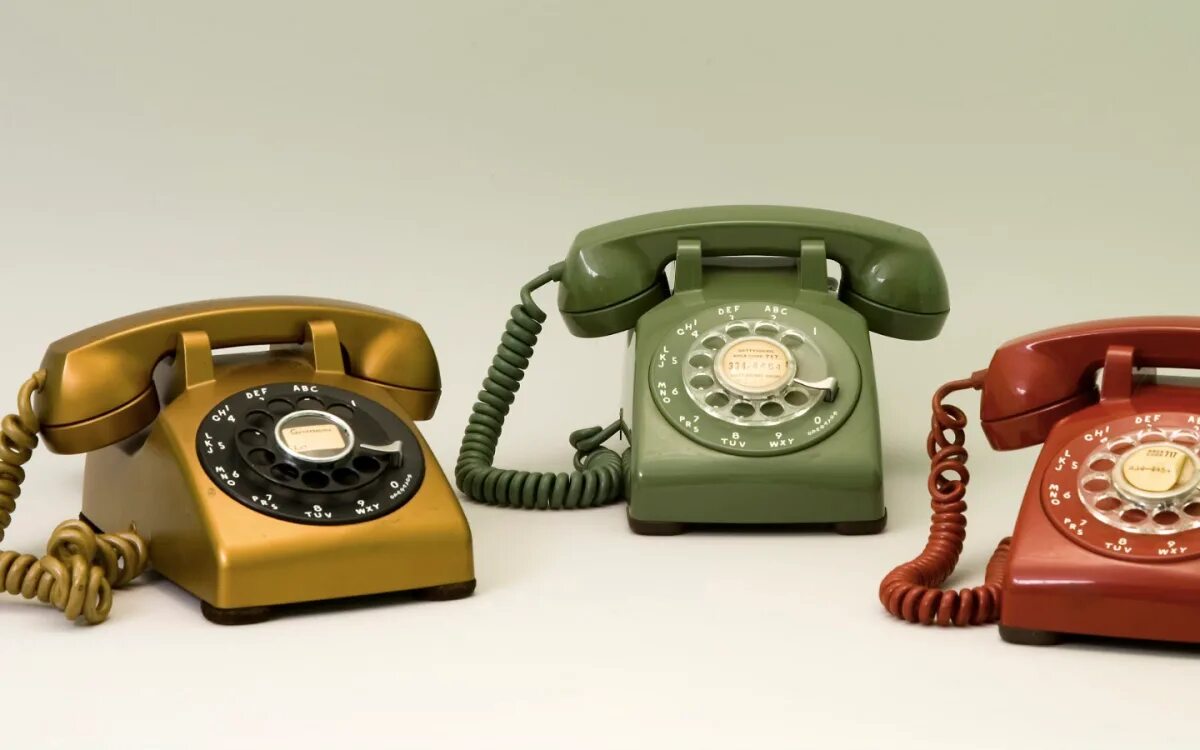 Старая телефонная трубка. Эбонитовый телефонный аппарат. 050 телефон. Стационарный телефон старый. Телефонный аппарат тан 80.