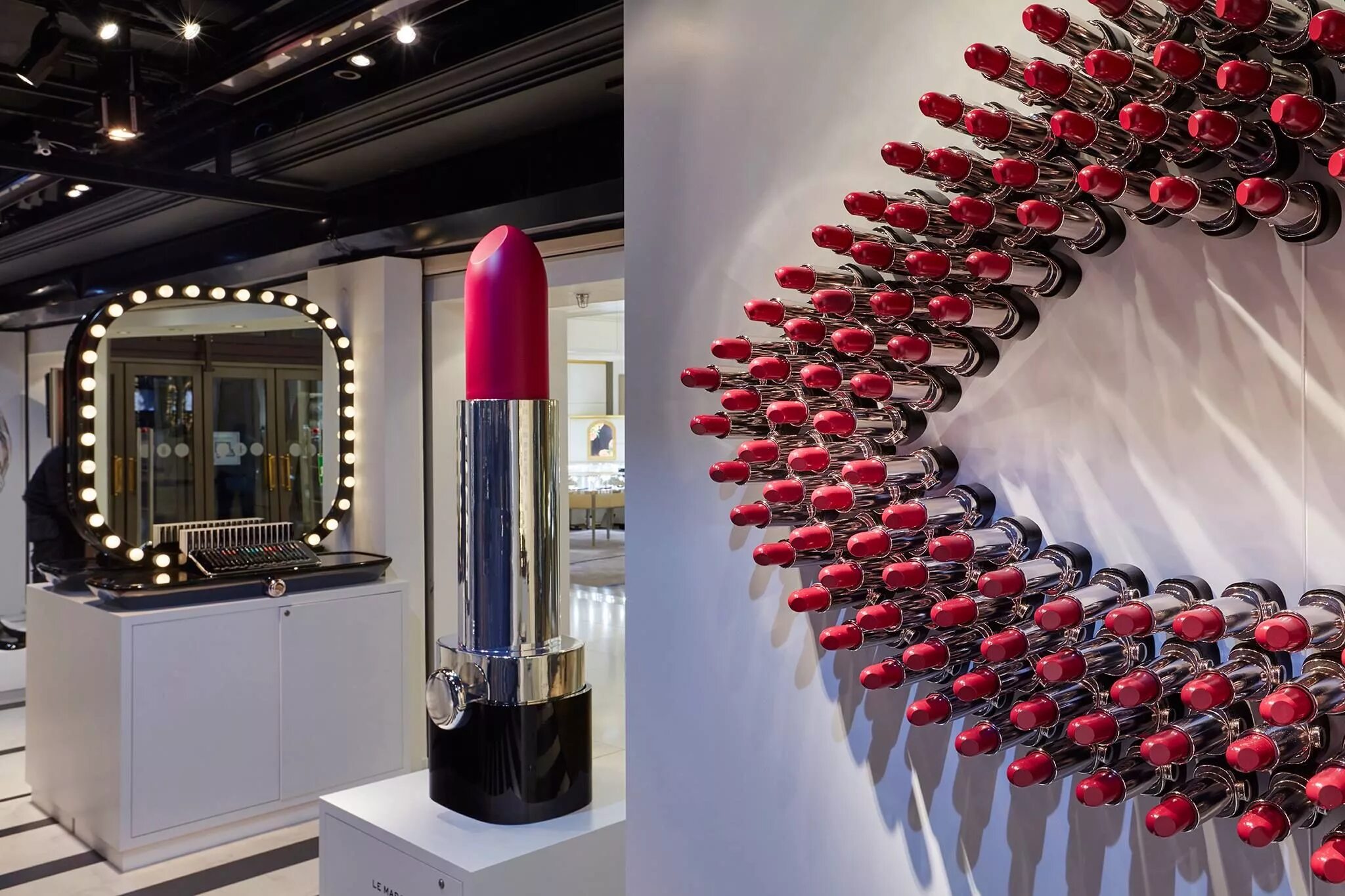 самый оригинальный магазин. фабио новембре цвета интерьере. самый оригинальный магазин. магазин кроссовок интерьер. магазин необычных сувениров.