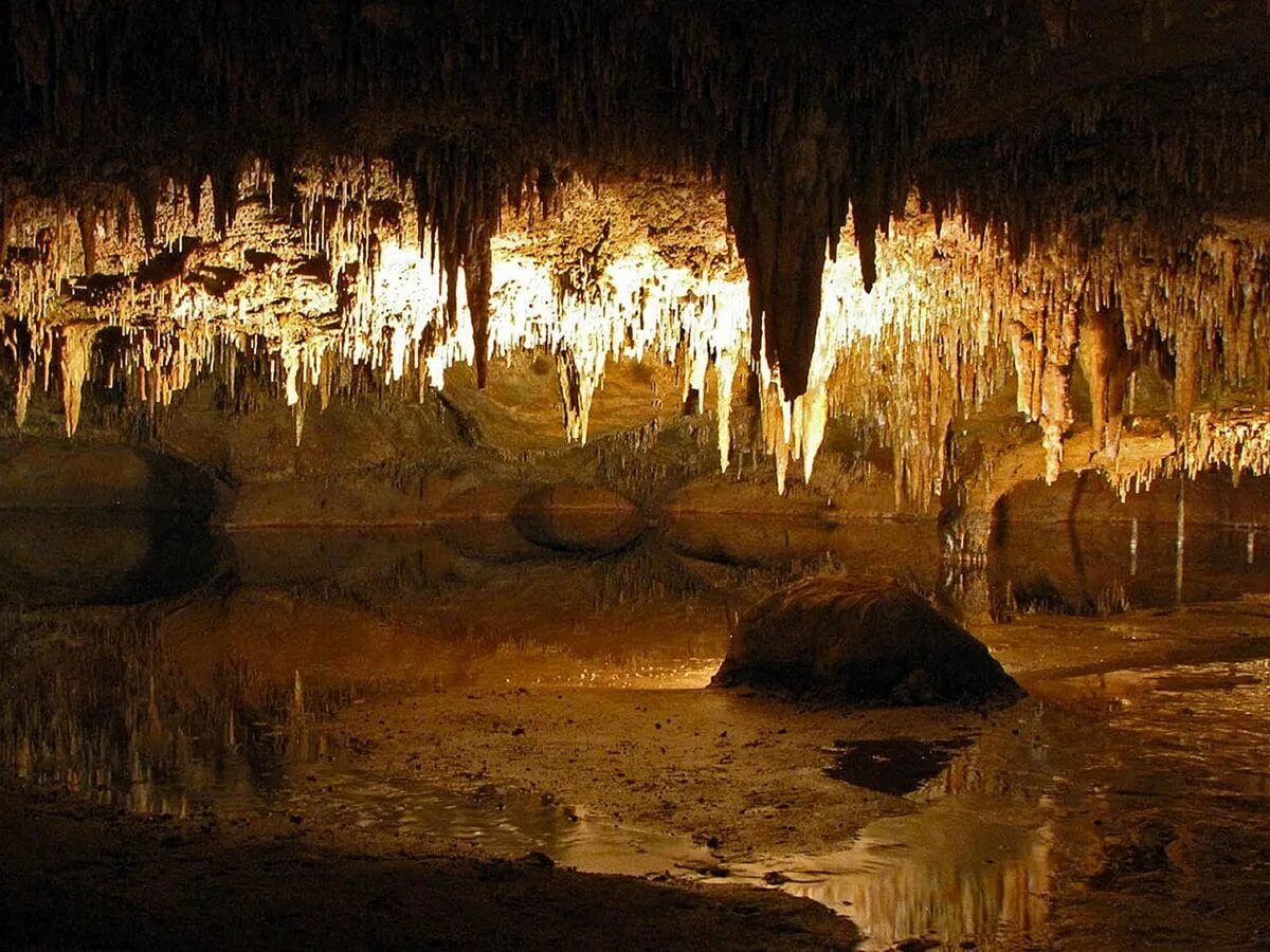 Caves de. Пещера Оптимистическая Тернопольская область. Пещера Оптимистическая Украина фото. Пещера Озерная Тернопольская область. Карстовая пещера Крубера.