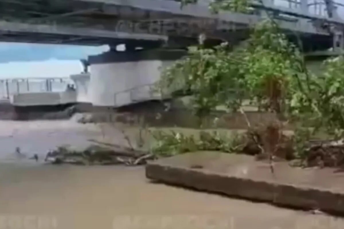Фото девушки которую унесло в сочи. Автомобиль унесло в море сочи. цунами в сочи 2025. снесло машину в море в сочи. смыло машины в сочи.