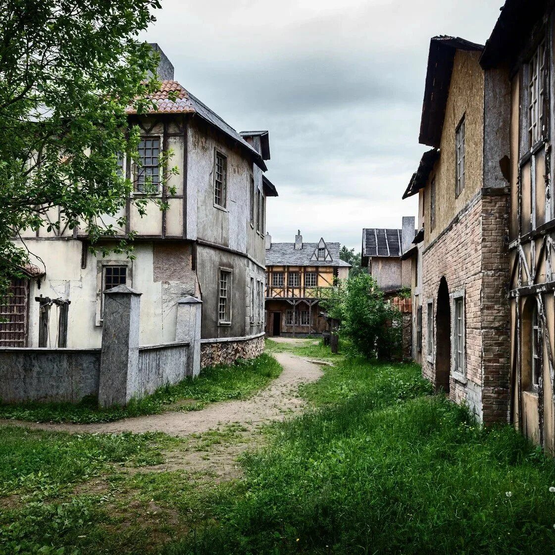 Улица пилигримов. Фирсановка усадьба Середниково Киногород. Фирсановка Пилигрим Порто. Киногород Piligrim Porto. Киногородок в Подмосковье Пилигрим.