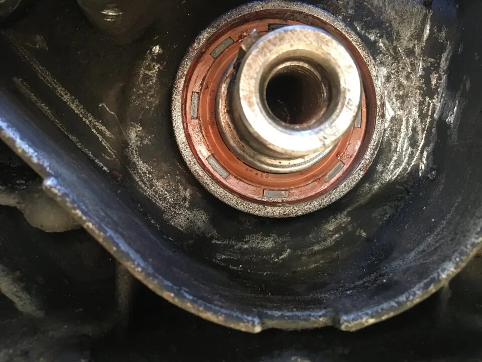 Сальник коленвала приора 16 клапанов. Сальник коленвала задний приора. Как поменять сальник на приоре. Сальник распредвала гранта 8 клапанная. Как поменять сальник на приоре.