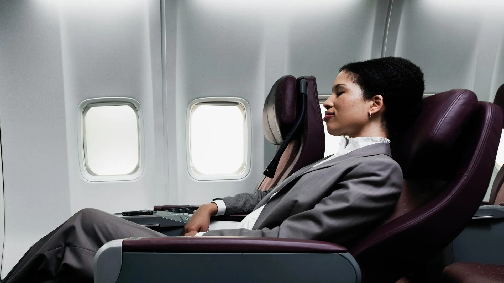 К чему снится лететь в самолете женщине. Бизнес класс в самолете. Женщина в бизнес-классе. Полет бизнес классом. Девушка в бизнес классе самолета.