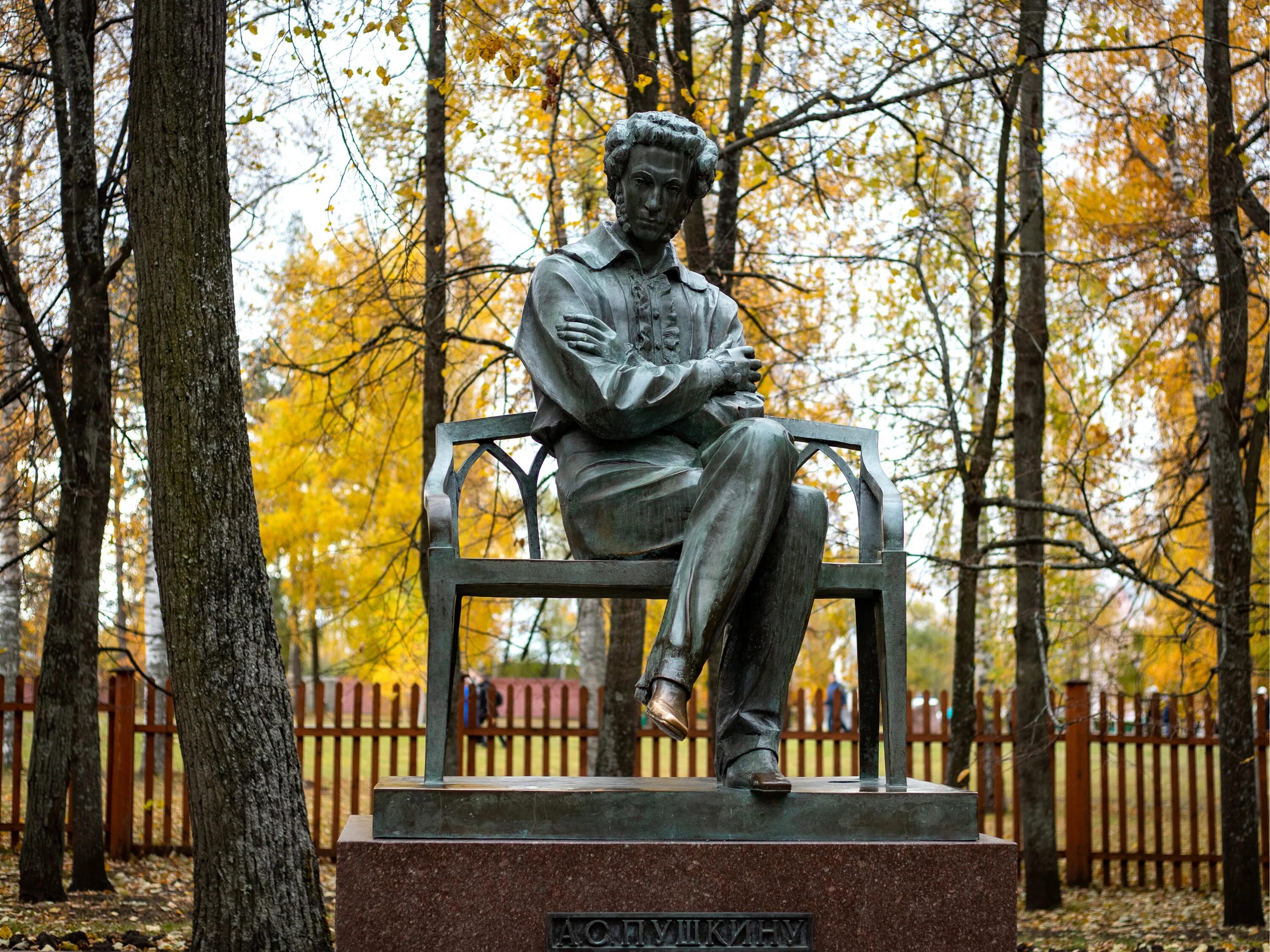 Пушкин в Болдино. Памятник Пушкину в Болдино. Болдино усадьба Пушкина памятник. Болдино усадьба Пушкина осень. Места пушкина в россии