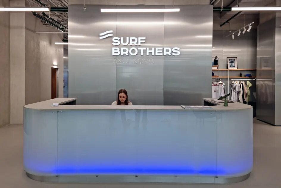 Surf brothers сколково. Серф Сколково. Серф бразерс Сколково. Surfbrothers, Москва. Сёрфинг в Сколково.