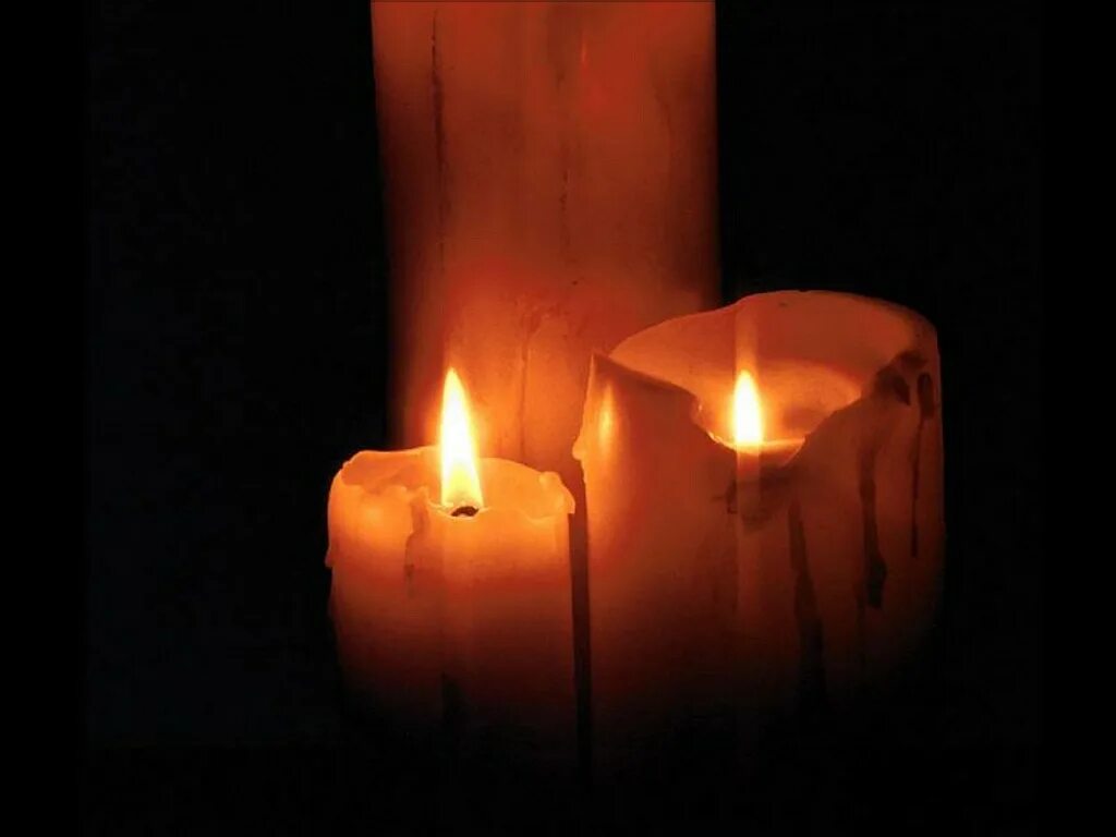 плачущая свеча. плачущие свечи. сгорают плача свечи. сгорают плача свечи. свеча на столе.