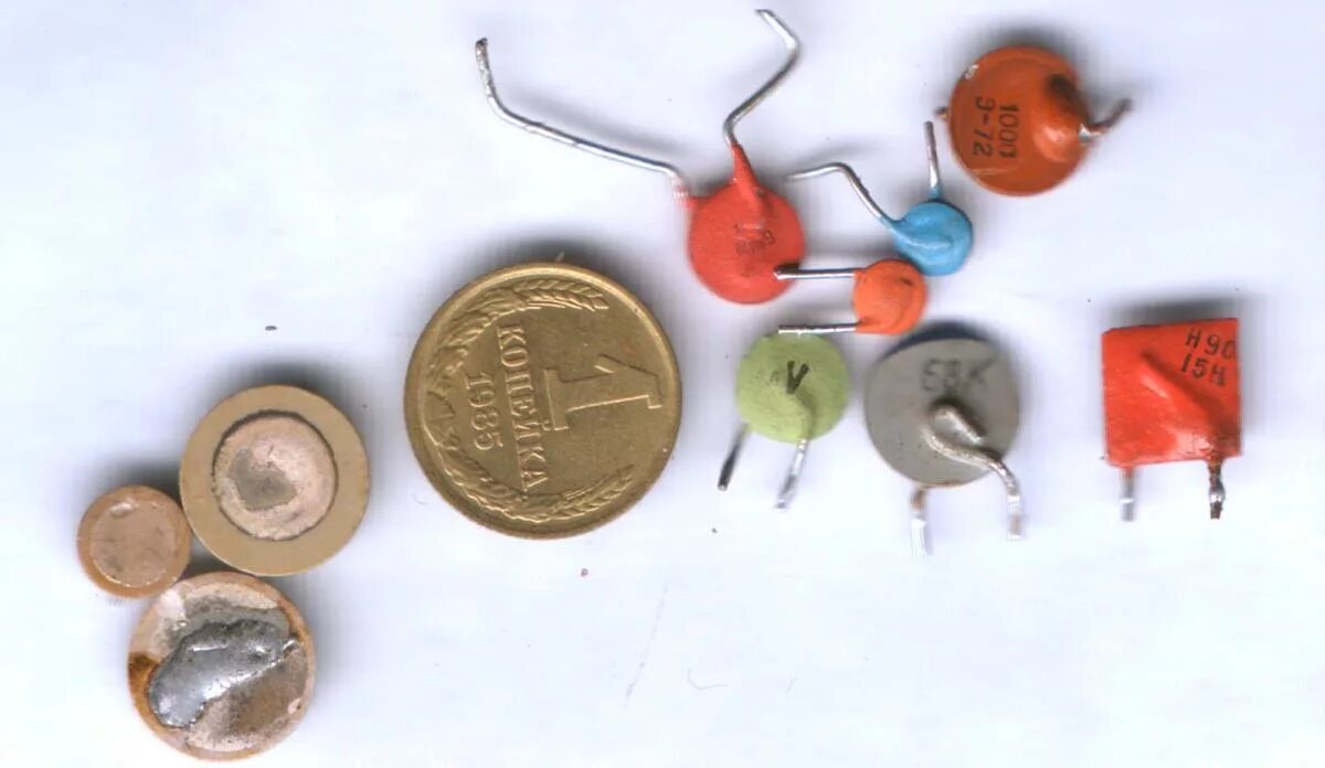 Радиодетали на лом 2т830г. Мбп конденсатор. Конденсатор ксо-1. Конденсаторы с драг металлом. Радиодетали содержащие драгоценные металлы.