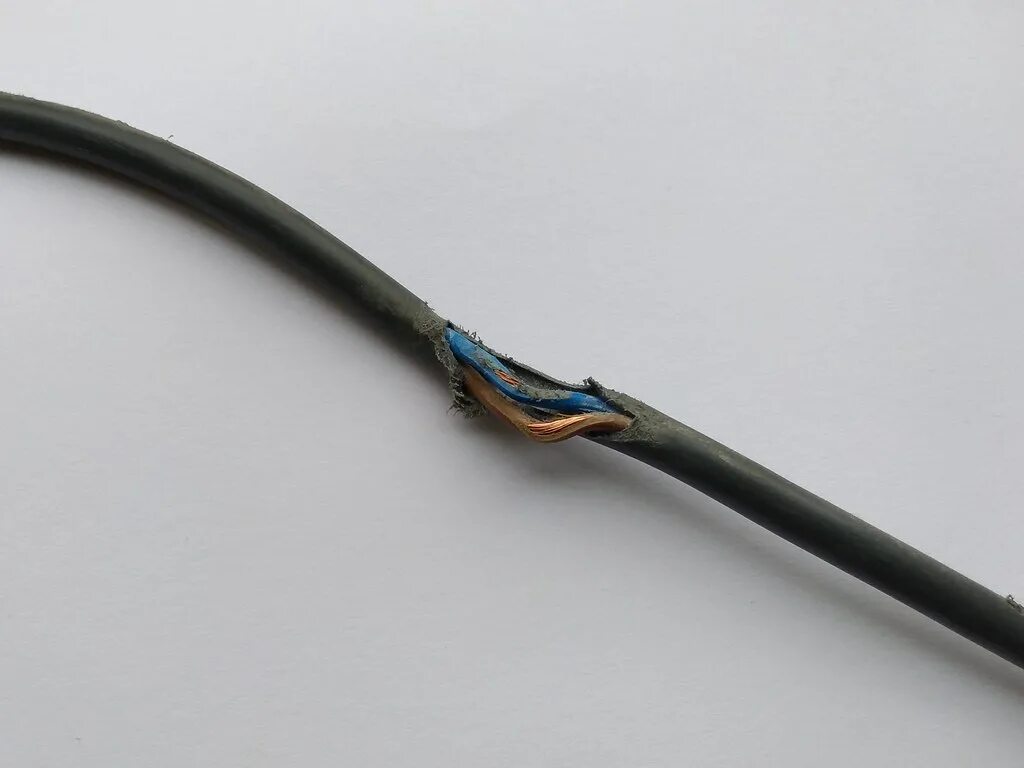 Поврежденная изоляция провода. Кабель с поврежденной изоляцией. Бракованный кабель. Испорченный кабель.
