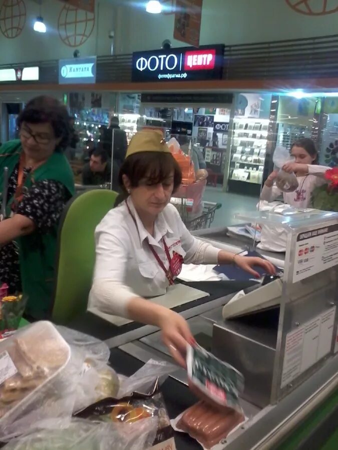 Глобус супермаркет. Кассир гипермаркета глобус. Дмитрий кокорин глобус пушкино. Супермаркет униформа сотрудников. Кассир глобус магазин.