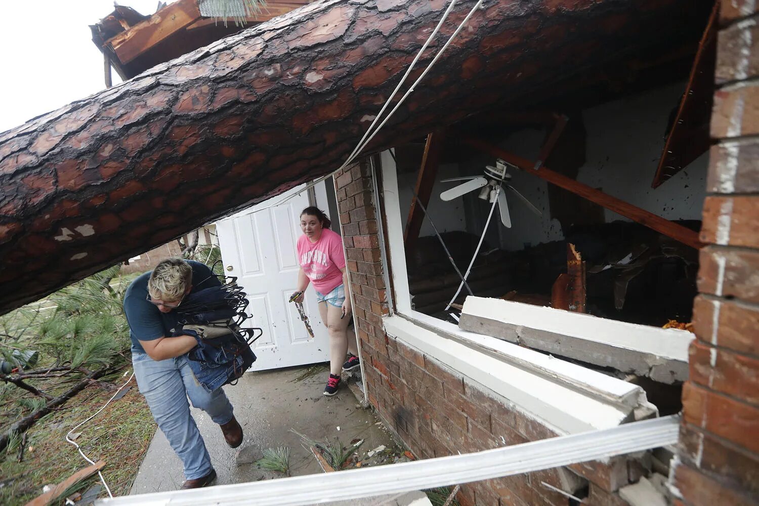 Дом после урагана. Ураган в ЮАР. Ураган разрушает дома. Разрушения после урагана спасатели.