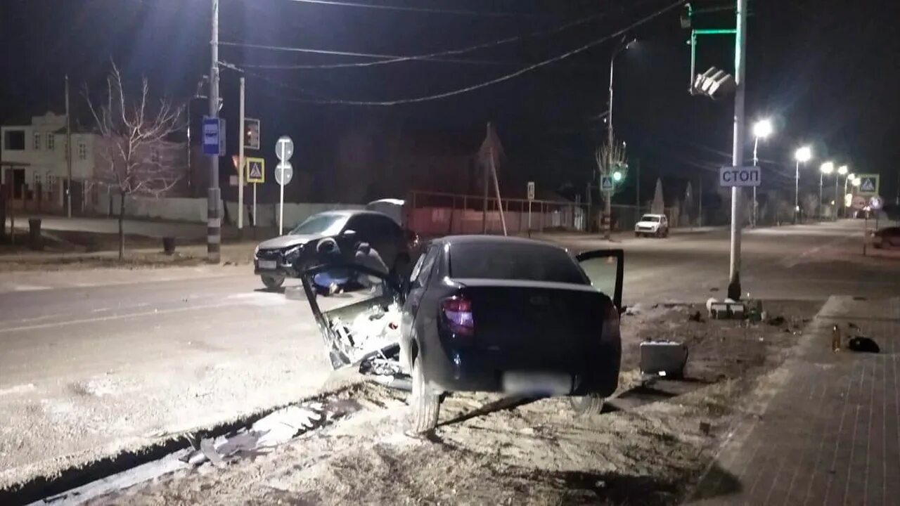 Авария на пешестрелецкой воронеж. Авария воронеж на ильича вчера. Воронеж происшествие на ул шишкова. Кольцовская улица воронеж. Машина на улице.