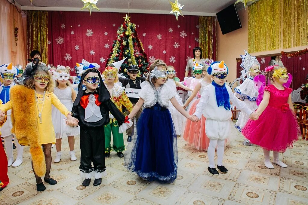 Праздник новый год в садике. Весёлый новый год детский праздник. Вечеринка в стиле новогоднего утренника. Персонажи новогоднего праздника. Сценарий нового года сказка