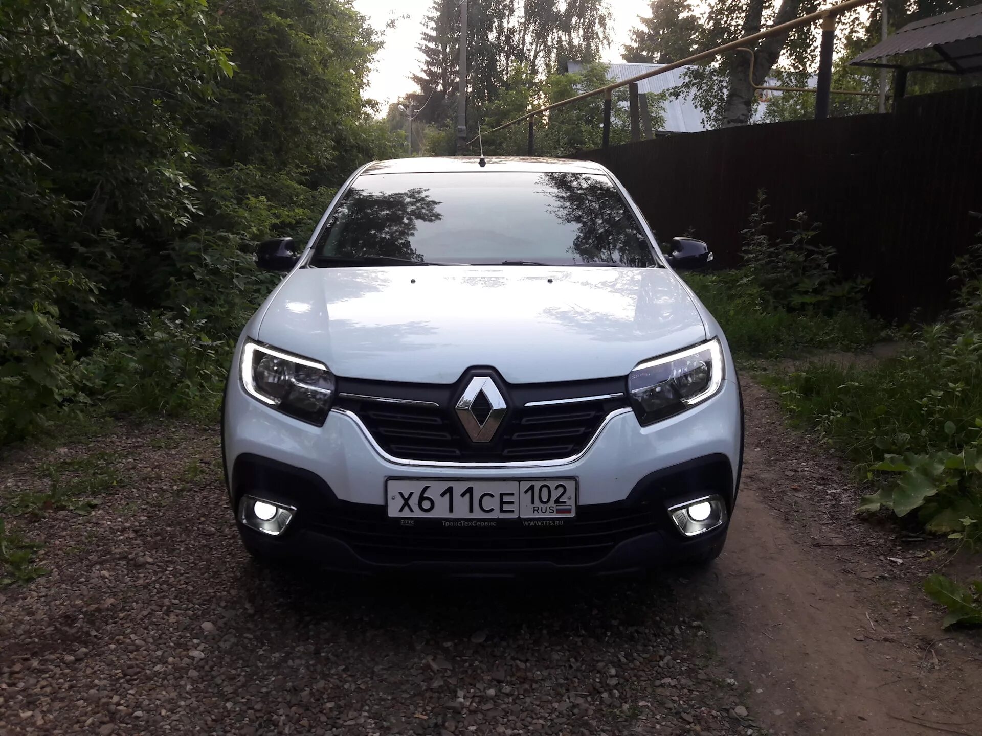 Противотуманные фары рено степвей. Рено Логан 2 кросс. Renault Sandero Stepway 2019 белый. Фара Рено степвей 2. Renault Sandero Stepway фары 2021.