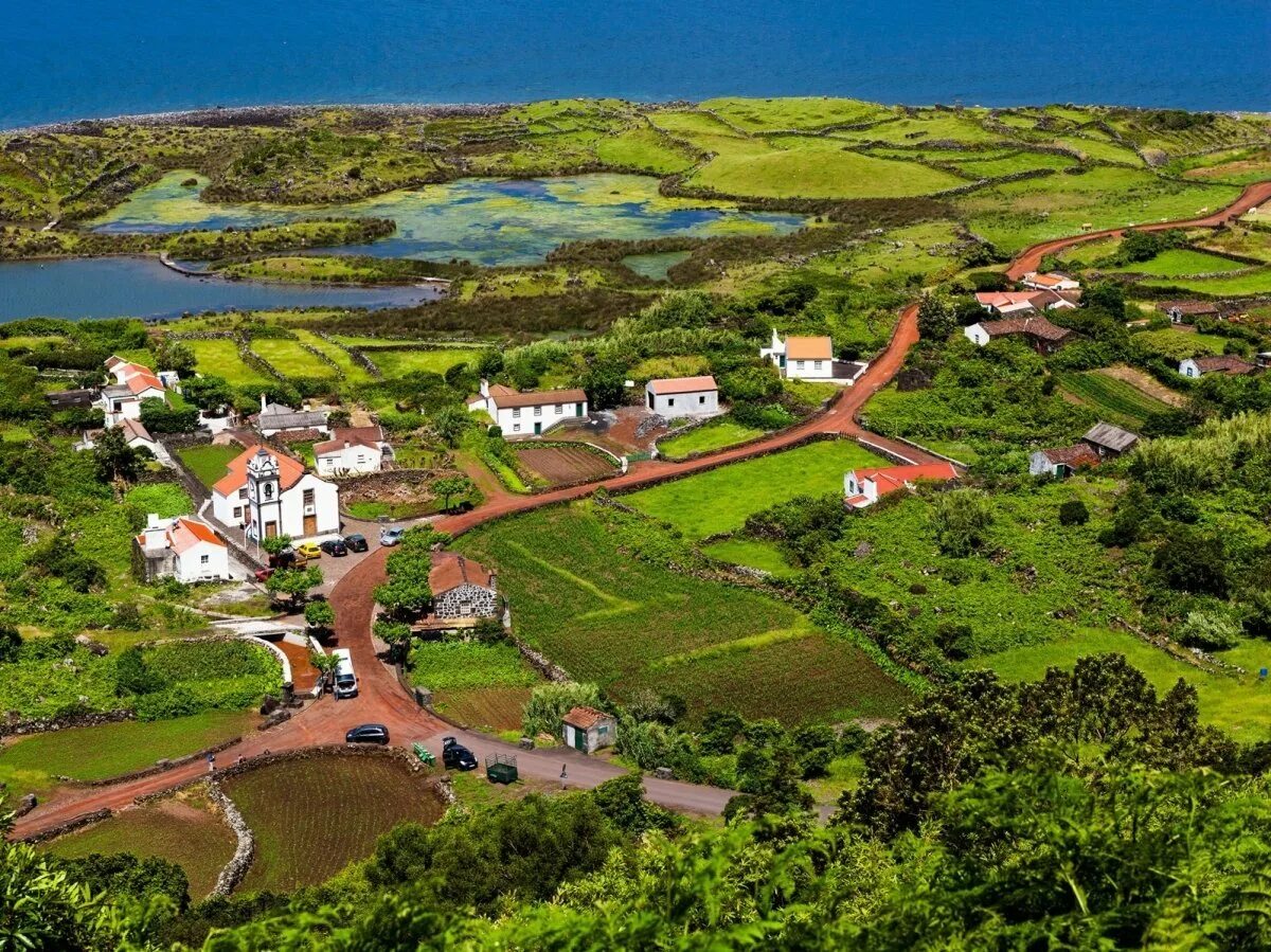 Is situated an islands. Сан-Мигель Азорские острова Португалия. Остров Сан Мигель Азорские острова. Острова Азоры Португалия. Остров САО Мигель Португалия.