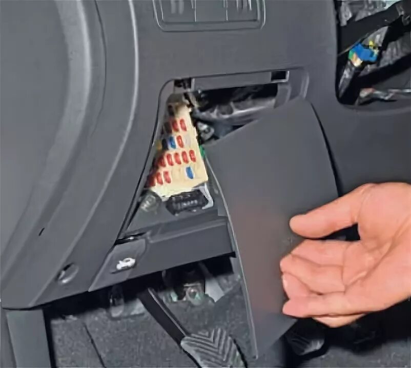 Предохранители под капотом солярис 2017. Блок предохранителей хендай солярис 1. Солярис снять блок предохранителей. Солярис снять блок предохранителей. Блок предохранителей хендай солярис 2011.