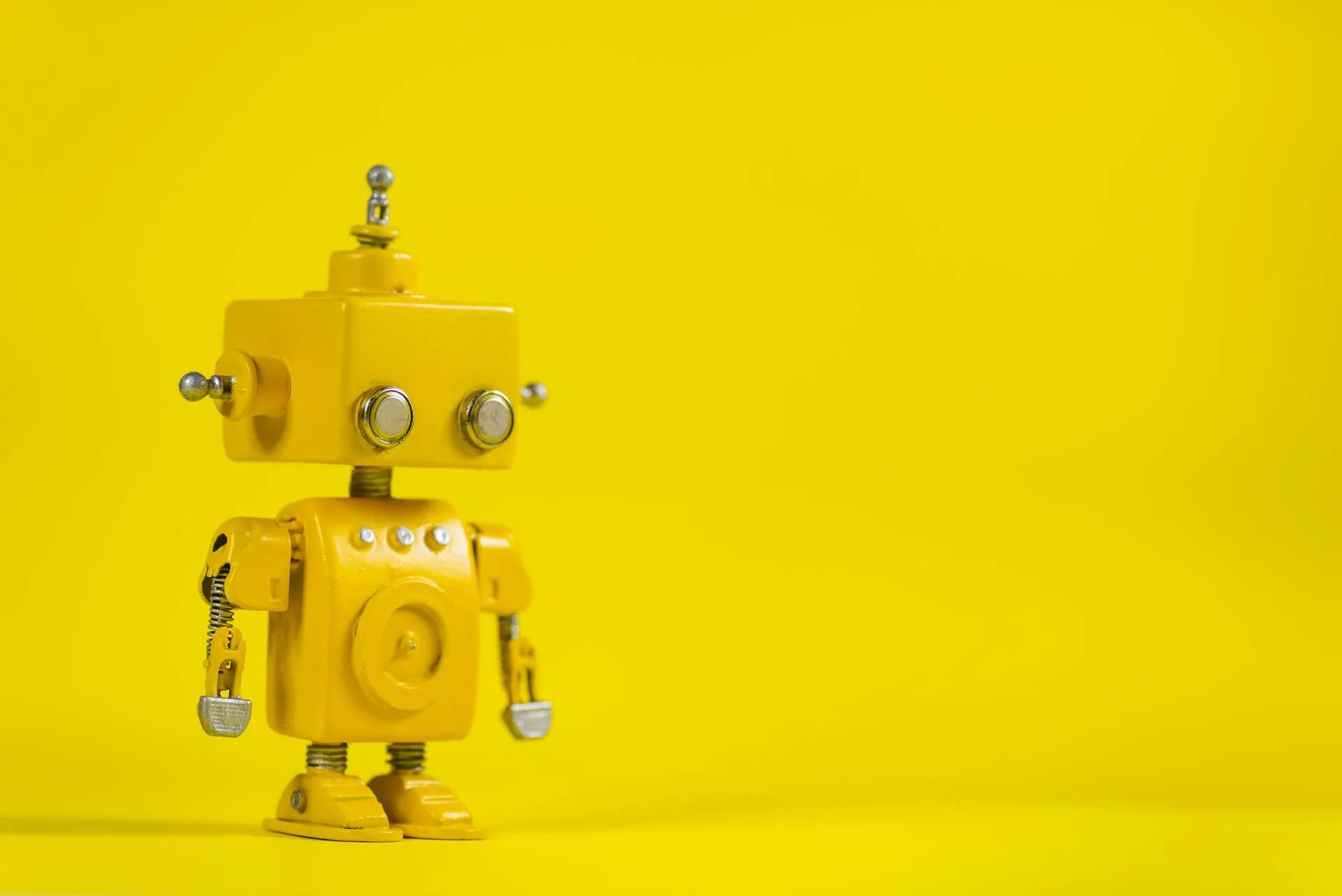 Желтый робот. Робот на желтом фоне. Желтый робот игрушка. Робототехника фон.