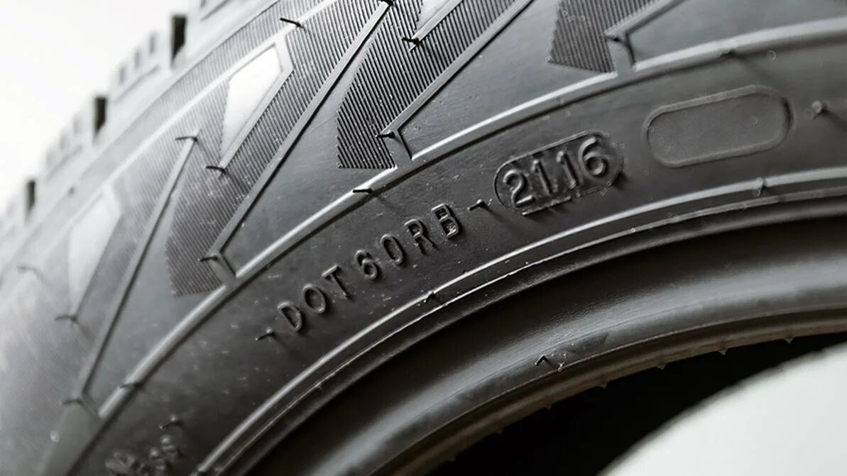 Год выпуска на шинах kumho. Как узнать год выпуска шины. Где указывается год на шине. Шины мишлен дата изготовления шин. Маркировка года выпуска на шинах мишлен.