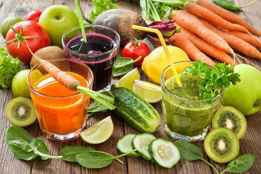 Разгрузочный день на овощах. Овощной сок. Фруктовые и овощные соки. Полезные продукты. Напитки здорового питания.