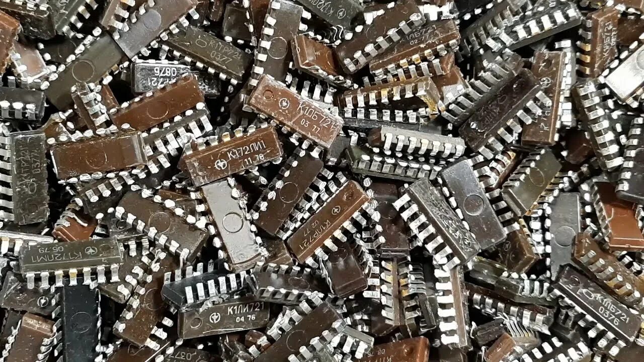 Капелька золота из радиодеталей. Микросхема в керамическом корпусе. Аффинаж микросхем. Аффинаж микросхем. Палладий в микросхемах.