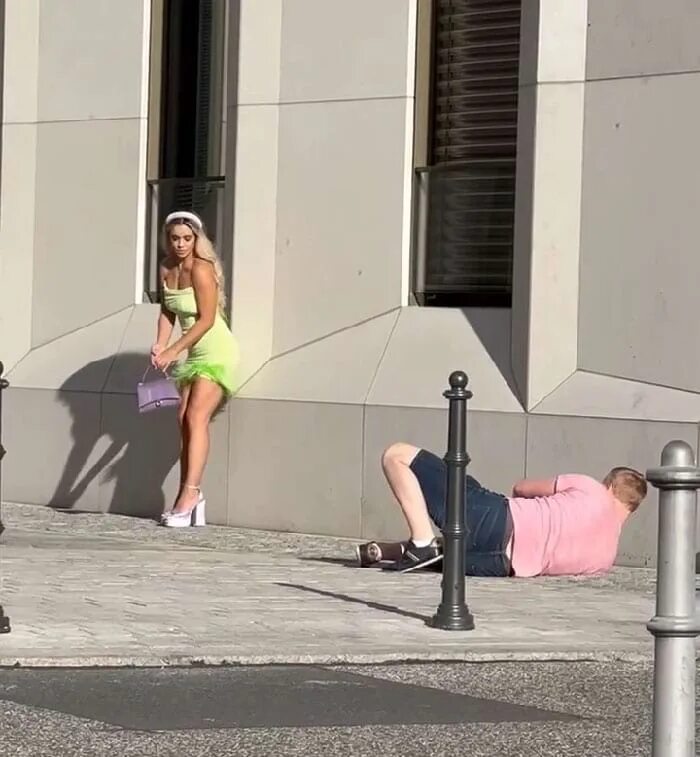 Женщина в неловкой ситуации. Ситуации 18. Ситуации 18. Ситуации нарушения общественного порядка. Люди в соцсетях.