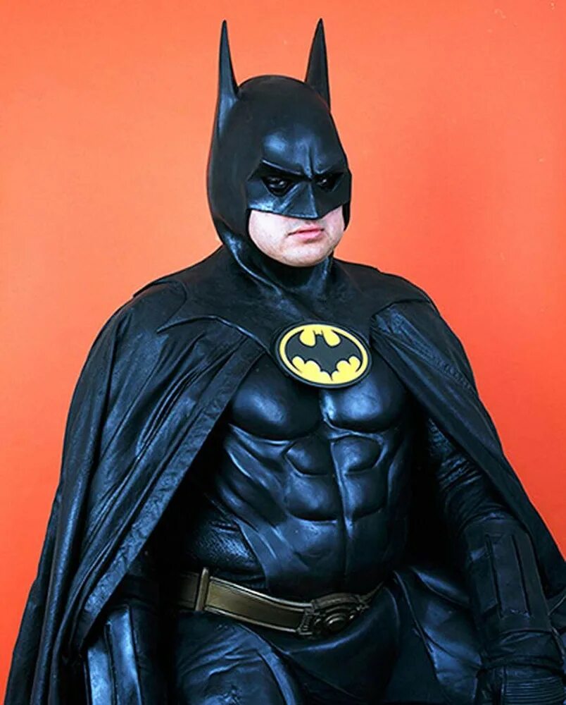 Бэтмен. Прикольный бэтмен. Смешной костюм бэтмена. Упоротый бэтмен. Усатый бэтмен.