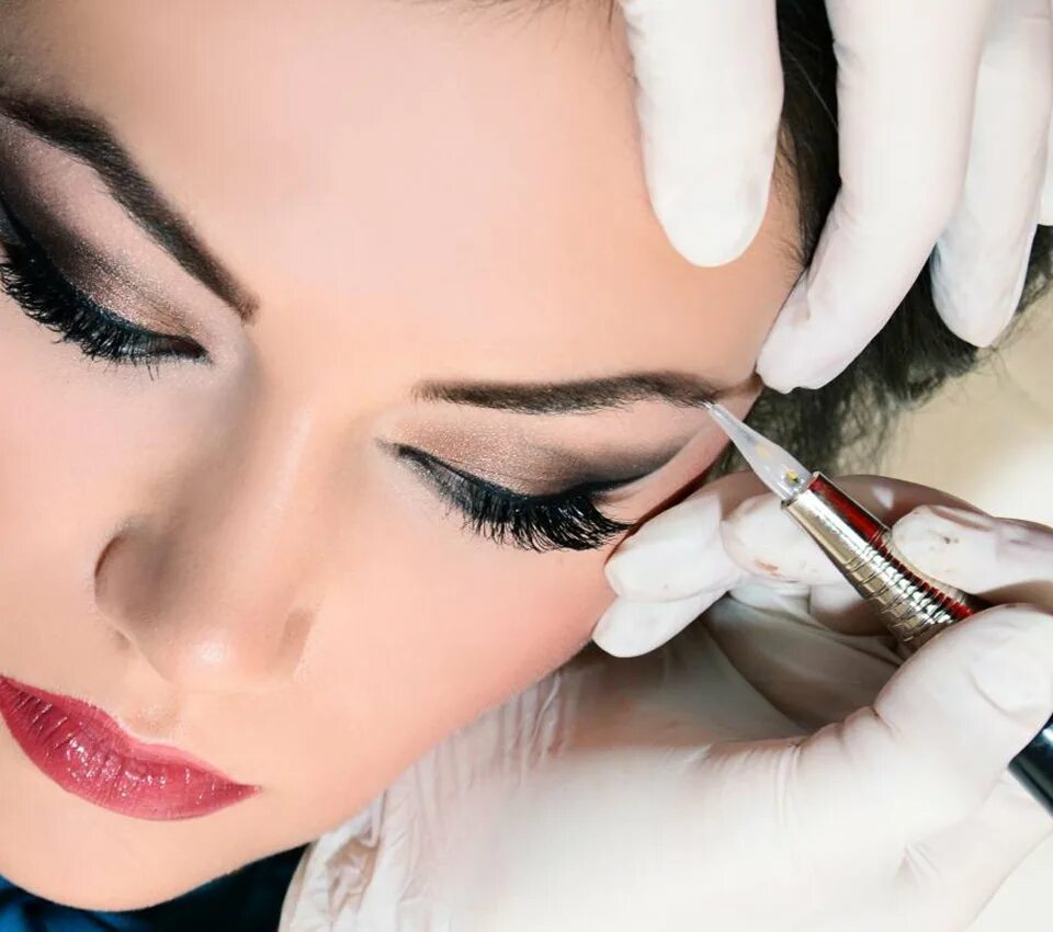 татуаж бровей и межресничка. перманент москоу. Permanent moscow. гранти мед савушкина 121. девушка с перманентным макияжем.