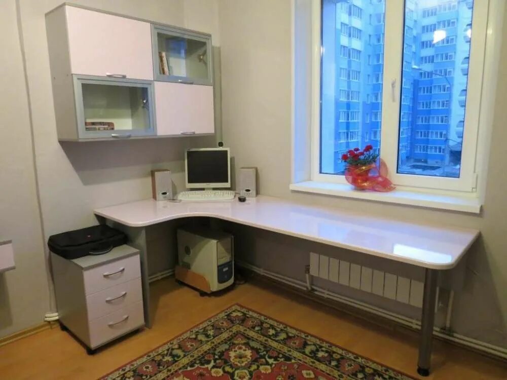 Стол подоконник в комнате заказать в спб. Письменный стол у окна. Стол под окном. Стол компьютерный под окно. Компьютерный стол у окна.