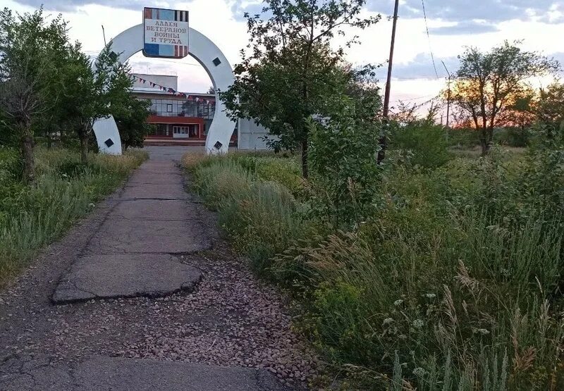 Погода п энергетик оренбургская. Поселок Энергетик Оренбургская область. Памятники в поселке Энергетик Оренбургская область. Аллея ветеранов войны и труда п. Энергетик. Канал поселок Энергетик Оренбургская.