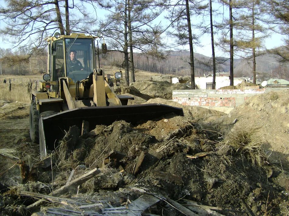 Раскорчевка участка. Корчевание экскаватор jcb. Корчевание пней экскаватором. Раскорчевка участка. Корчевание пней экскаватором.