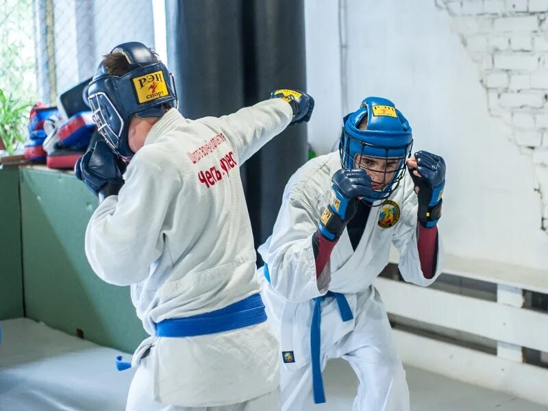 Армейский рукопашный бой алькор барнаул. Ударная техника рукопашного боя. Гвардеец балахна военно патриотический лагерь. Арб тренировка. Тренер арб.