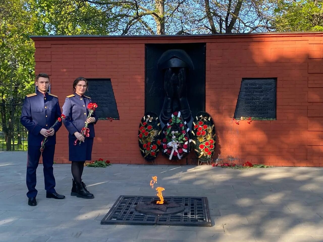 Приуроченной к годовщине. Памятники в Старом Осколе. Следственный комитет старый Оскол. Следственный комитет старый Оскол сотрудники.