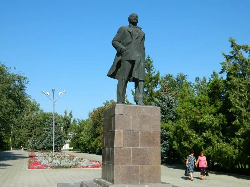 Уралов ленин. Ленина Каменск-Уральский. Каменск-Шахтинский. Памятники Каменск Шахтинский. Памятники в Каменске Шахтинском.