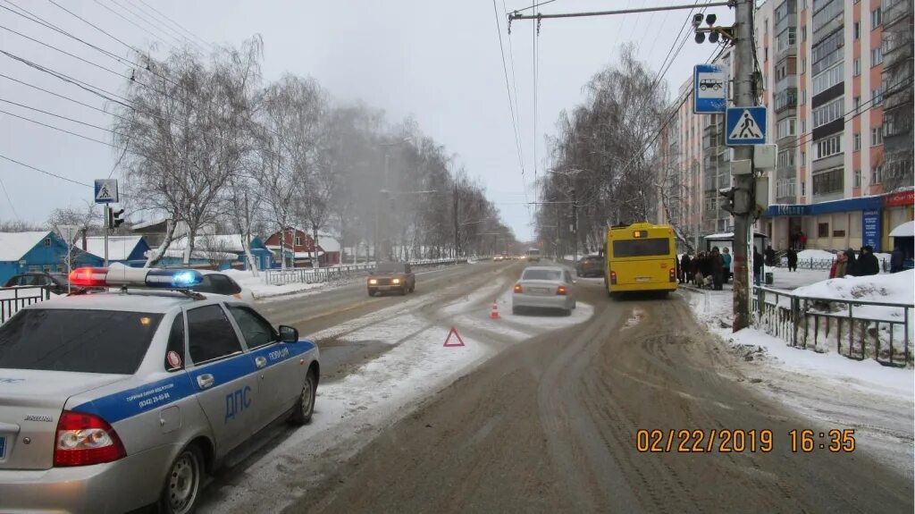 Авария в саранске вчера. Саранск авария на Полежаева. ДТП Саранск ул Полежаева. Авария в Саранске на пешеходе. Авария в Саранске сегодня на Полежаева.