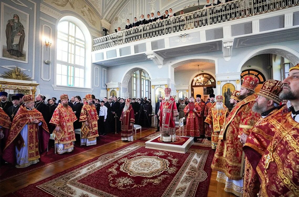 Престольные года. Праздник в храме 12 апостолов в Иркутске в 2022 году. Престольный праздник в СПБДА фото со службы. Форма Сергиево-Посадский епископ.