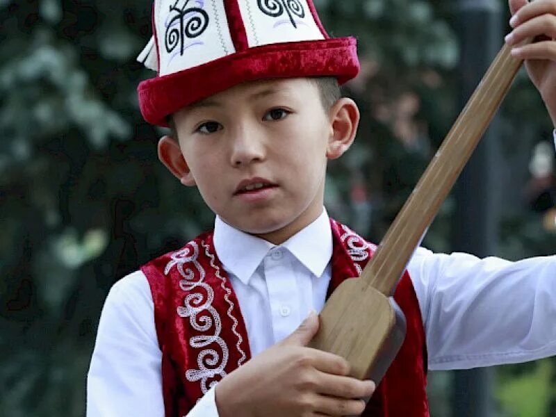 Комуз киргизский музыкальный инструмент. Комуз киргизский музыкальный инструмент. Комуз фото. Комуз струнный музыкальный инструмент. Комуз киргизский.