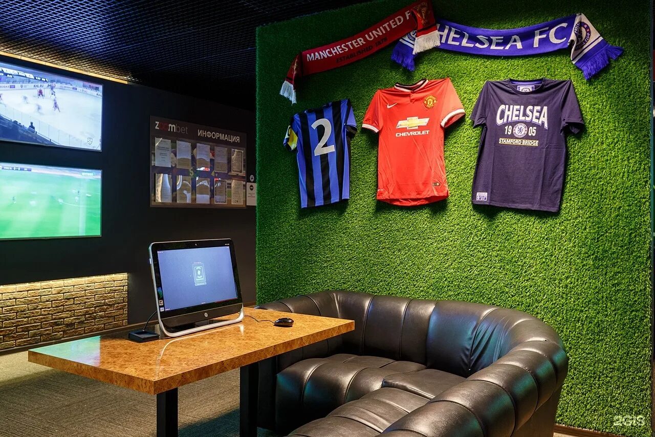 комната в стиле спорт бара. прямые трансляции. живи футболом футбольный менеджер. спорт бар. раздевалка милана на сан сиро.