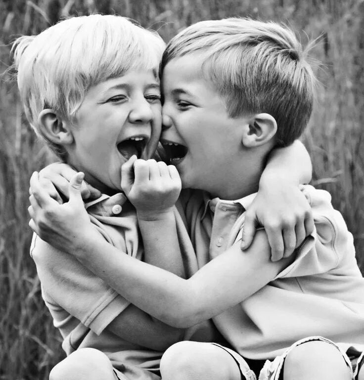 Хочу друга детства. Детям о дружбе. Друзья мальчики. Мальчишки смеются. Дружба с детства.