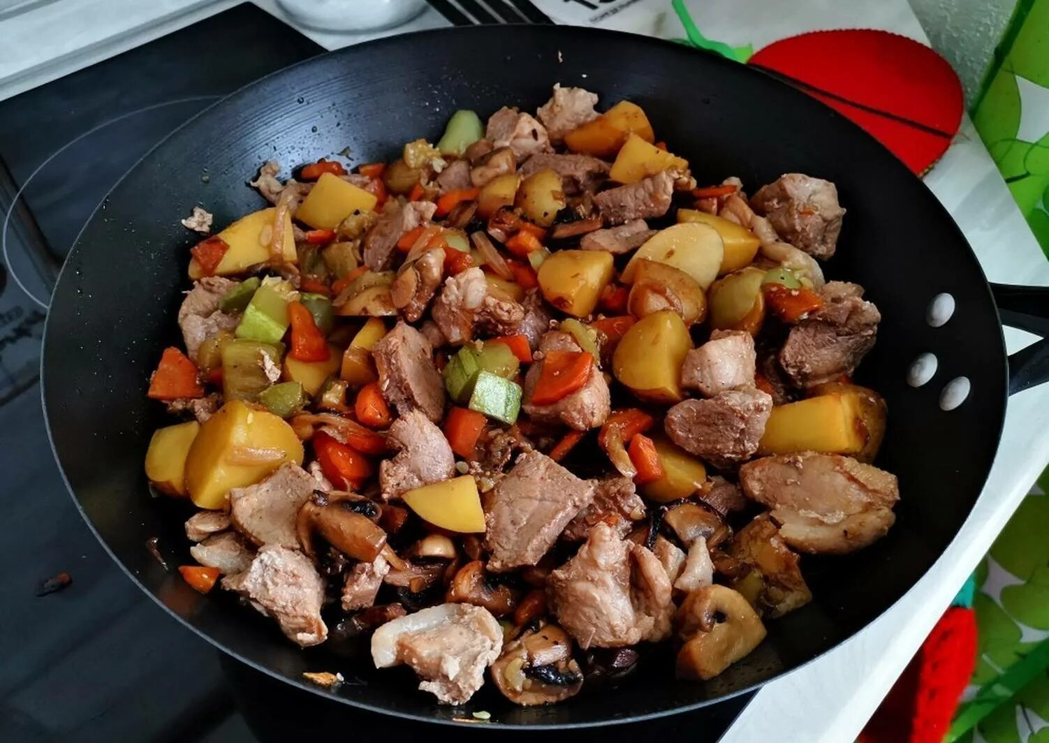 Свинина на сковороде рецепты с фото. Мясо с овощами. Жареное мясо с овощами. Свинина с овощами на сковороде. Жареная свинина с овощами.