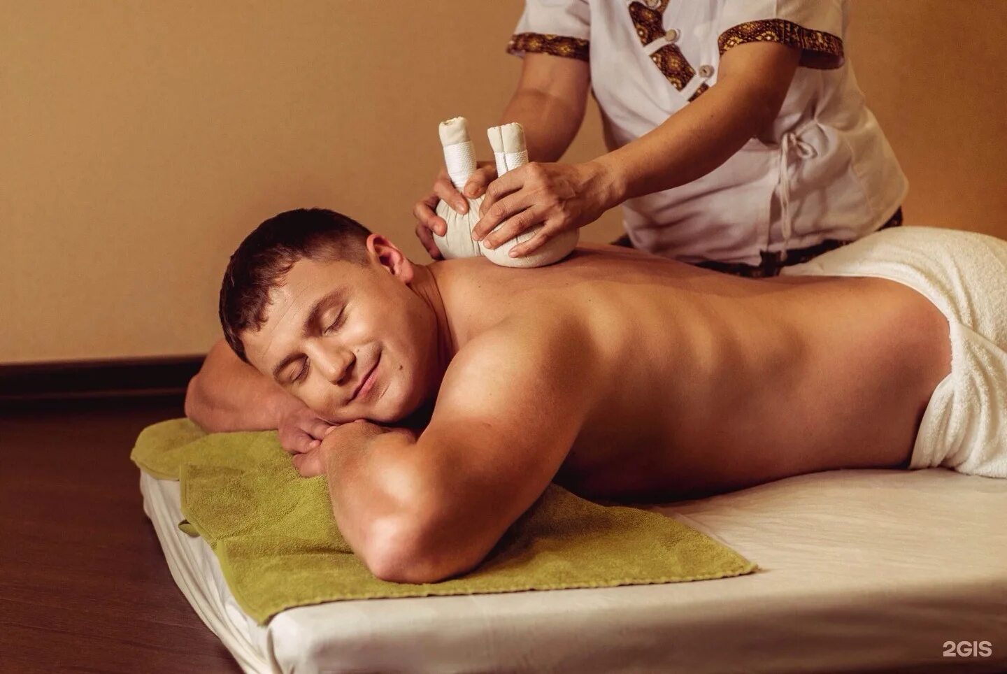 массаж мужу для кайфа. массаж. массажист мужчина красивый. тайский массаж для мужчин. массаж для мужчин.