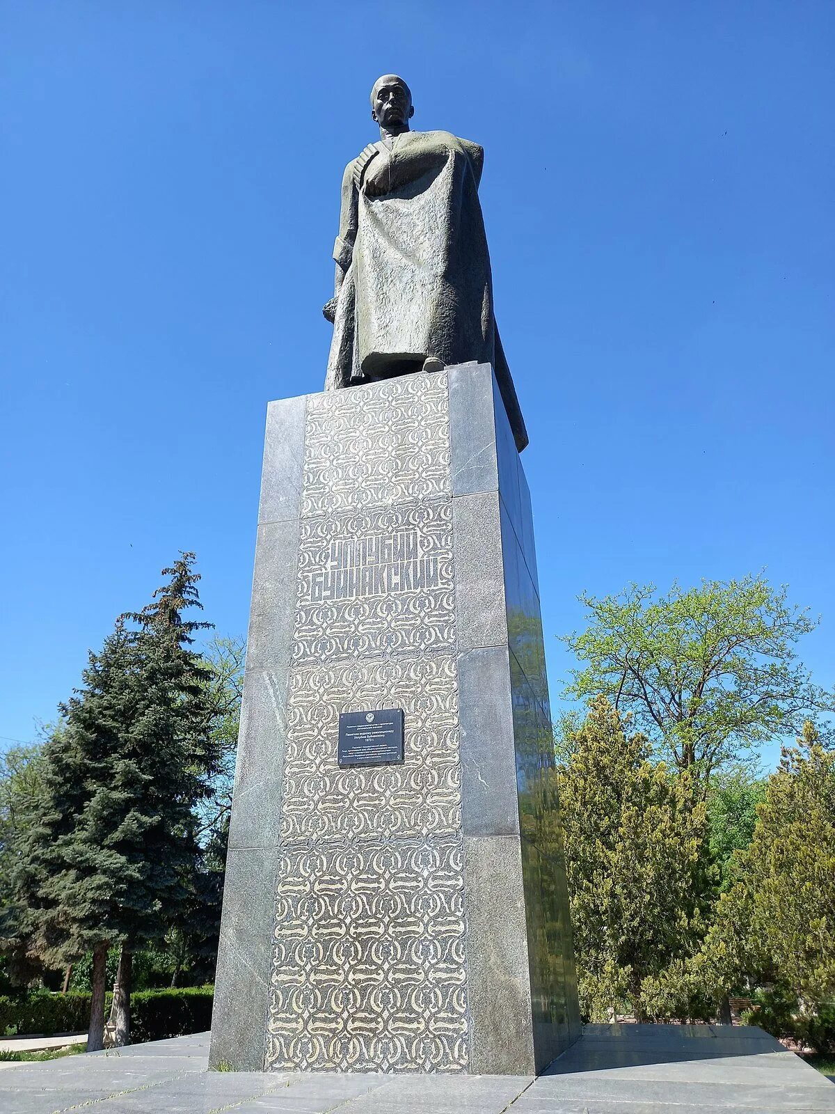 Памятник Уллубию Буйнакскому. Памятник Уллубию Буйнакскому в Буйнакске. Уллубий Даниялович Буйнакский памятник. Краеведческий музей Буйнакск.