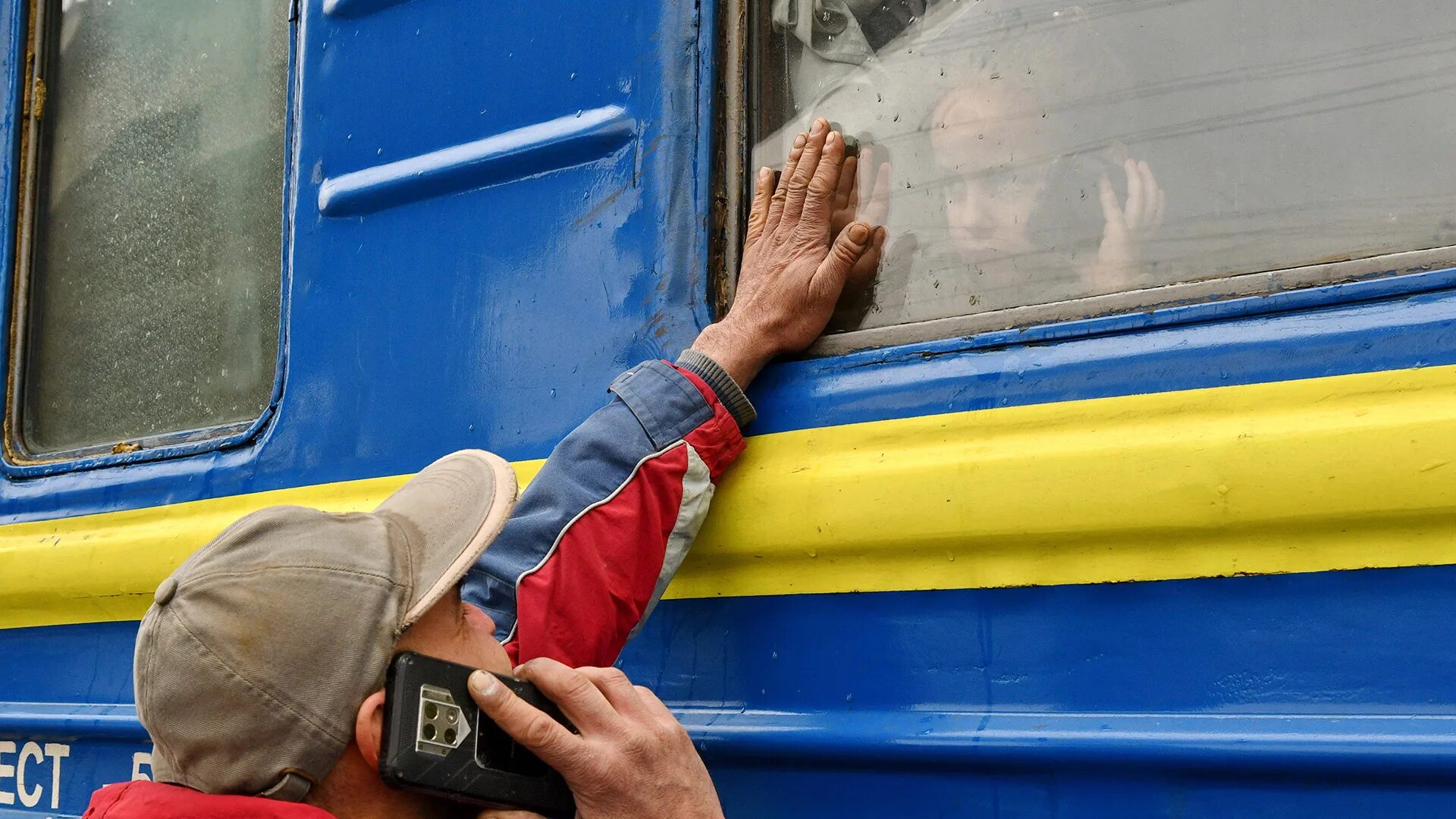 Люди бегут из Украины поезд. Украинцам надо летом уезжать из страны. Украинцы выезжали из страны с детьми фото. Украинский беженец в дорогой машине фото. Жители харькова покидают город