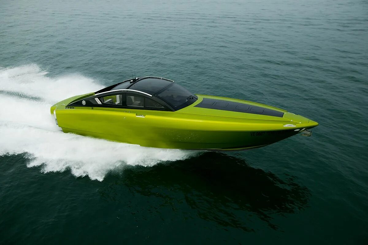 Aston martin am37. Cigarette racing marauder 50. Моторная глиссирующая лодка ks-500. Катер ferrari. Скоростной катер.