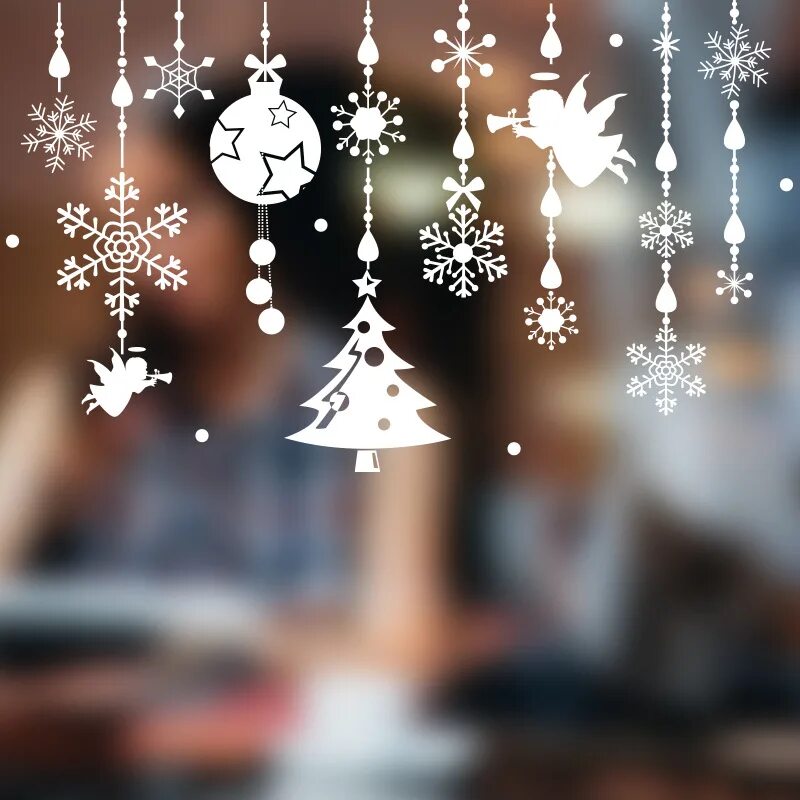 Украшение окон снежинками. Украшение окон снежинками. Дом со снежинками. Дом со снежинками. Снежинки на окна.